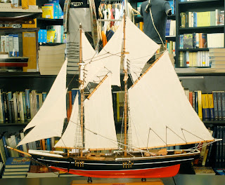 In libreria modelli di barche che hanno fatto la storia della vela